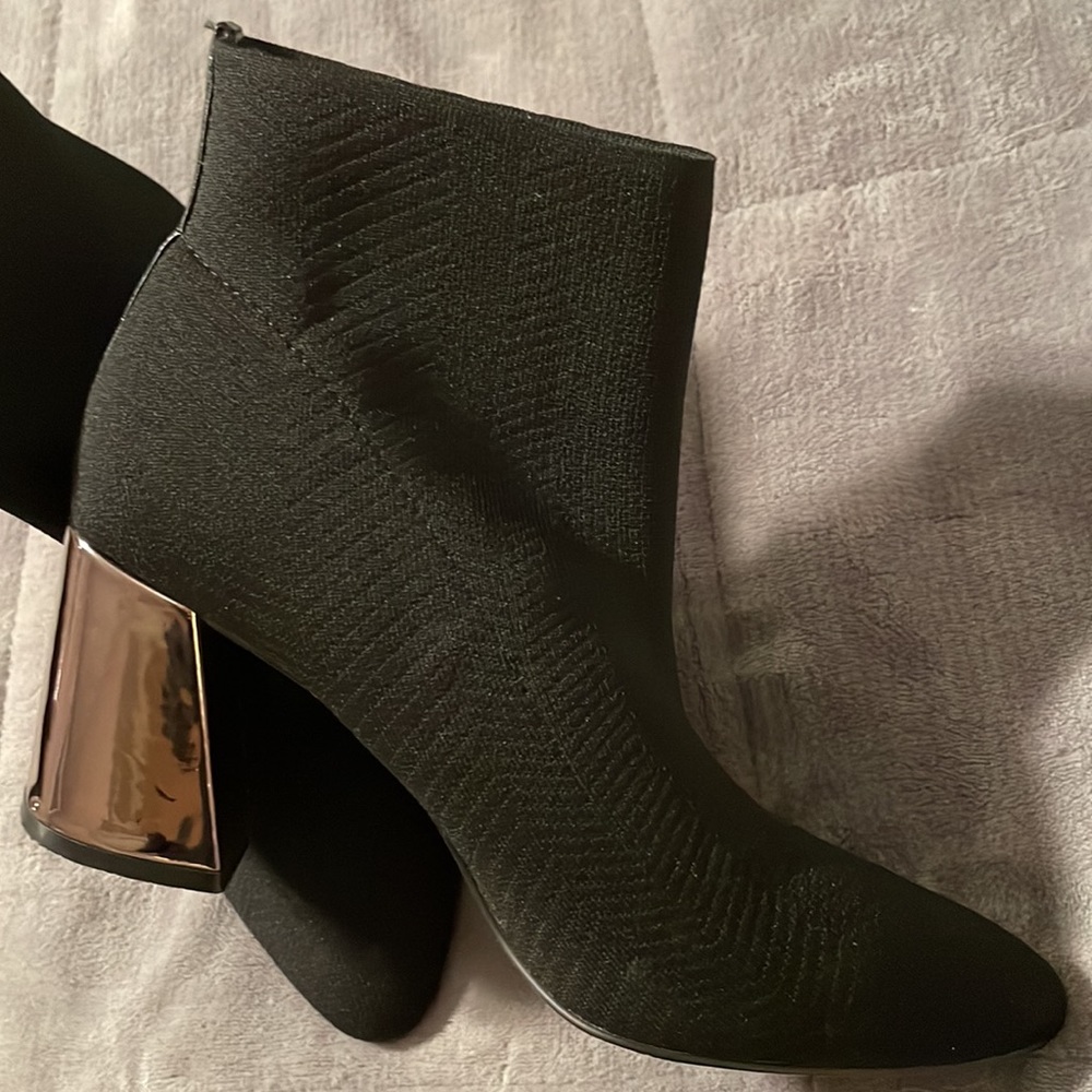 BCBG shoe boots in excellent condition Sz 8.5 (like new) - Picture 2 of 3